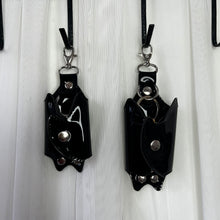 Cargar imagen en el visor de la galería, LLAVERO MURCIÉLAGO