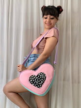 Cargar imagen en el visor de la galería, BOLSA CORAZÓN ROSA