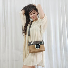 Cargar imagen en el visor de la galería, BOLSO CÁMARA CAPUCHINO