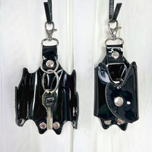 Cargar imagen en el visor de la galería, LLAVERO MURCIÉLAGO
