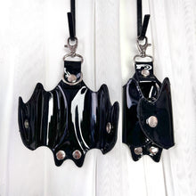 Cargar imagen en el visor de la galería, LLAVERO MURCIÉLAGO
